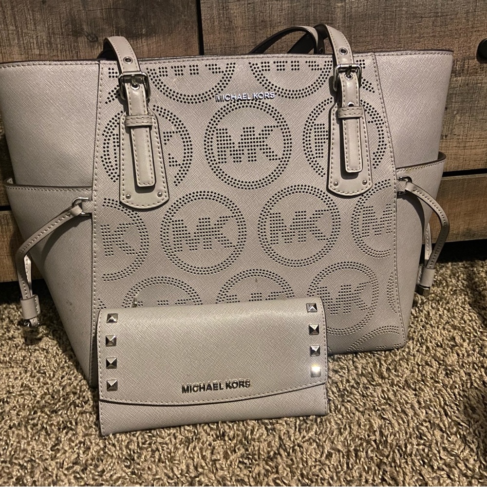 Michael kors purse and matching wallet.